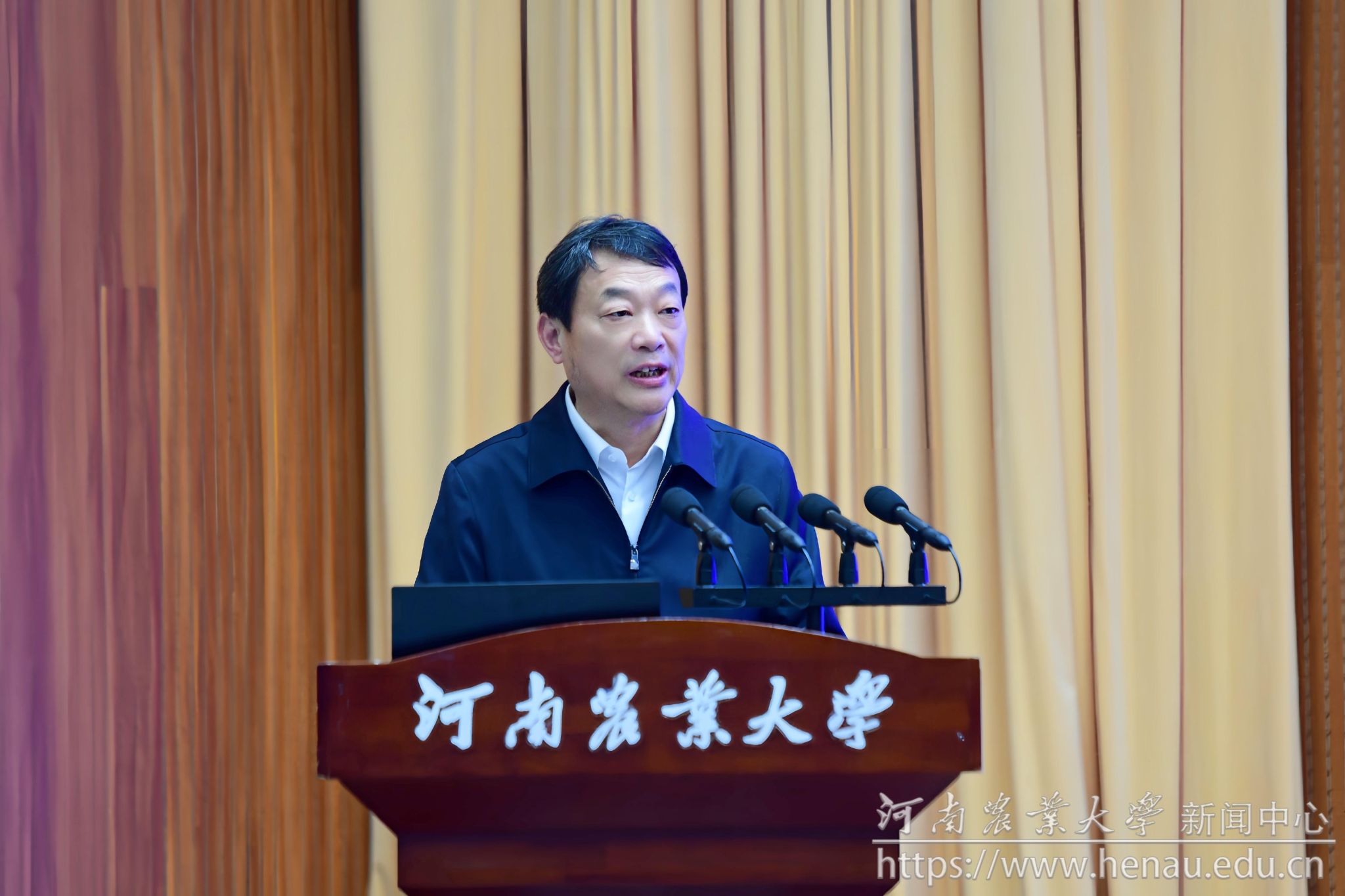 校长周卫院士主持会议.jpg 校长周卫院士主持会议.jpg